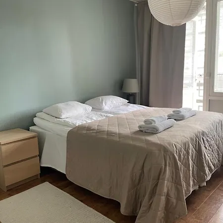 Lovely Two Unit With Free Parking 公寓 *